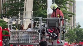 新竹市東區慈雲路上的「晴空匯」社區26日深夜發生火警，2名消防員李詠真、周立鑫2度進出大樓救人，最後因氣瓶耗盡送醫急救不治。據統計，該社區住戶共346人，因目前大樓仍處於斷電狀態，警消人員只能用雲梯車疏散住戶，直到今天中午，還有71人待救。