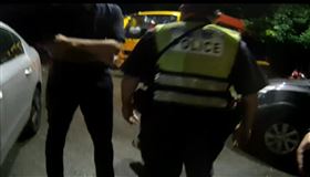 一名劉姓男子（34歲）昨天（26日）晚間8時許開車強闖蘇花崇德管制站，他自稱要趕回台北上班，因管制站人員不予放行，劉男竟拿出電擊器恐嚇、威脅管制站人員放行，警方獲報後在仁水隧道北口攔下並逮捕劉男，全案已依妨害公務、恐嚇罪嫌移送法辦。