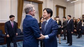 總統賴清德今（27）日接見「美國聯邦眾議長指派外交委員會主席麥考爾跨黨派議員慶賀團」。（圖／總統府提供)