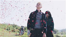 《塑膠花》中吳慷仁、李沐有不少精采對手戲。（圖／抓馬文化提供）