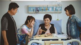 陳亞蘭(右二)劇中在兒女陪伴下恢復元氣。（圖／華視、公視台語台提供）