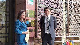 ▲麥玉珍在黃國昌陪同下，赴台北地檢署按鈴、遞狀對林淑芬提告傷害。（圖／記者楊佩琪攝）

