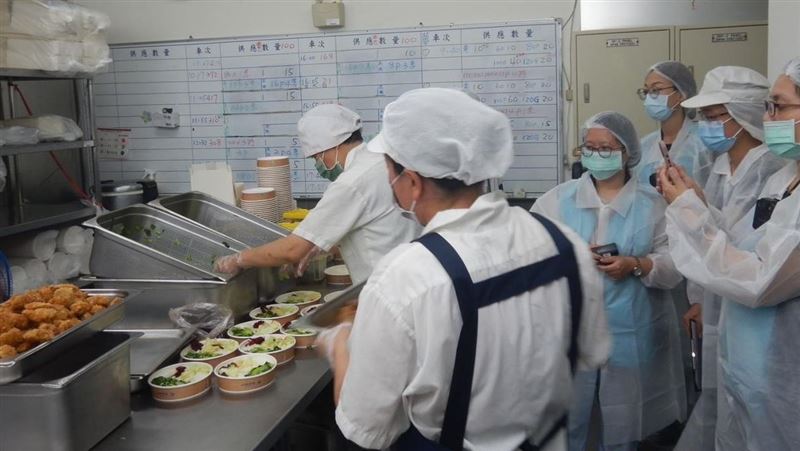 台鐵便當有「大蟑螂」衛生局稽查結果曝光
