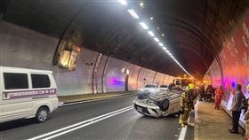 國道五號雪隧北上2車追撞1車翻覆。（圖／翻攝畫面）