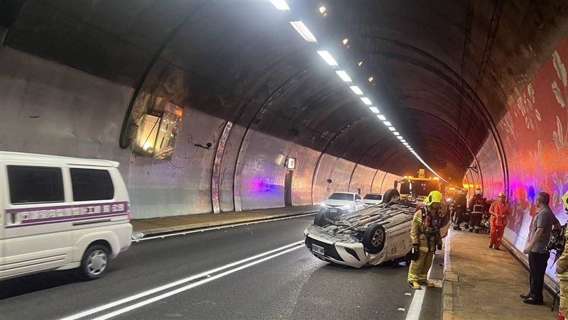 新／國5雪隧2車追撞1車翻覆　塞爆回堵16K