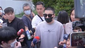 Toyz，販售大麻，入獄前手機交給媽媽，不敢對望，觸景傷情， 母放聲痛哭，(圖／翻攝畫面)