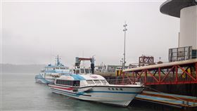 馬祖小三通6月起實施旅客行李上限經營馬祖至中國小三通航線的大和航業、南北海運，6月1日起實施旅客攜帶行李上限35公斤新規定，首月針對攜帶超重行李旅客僅柔性勸導，後續將視各界反應及各港口協調結果，訂定收費辦法與機制。圖為大和航業「閩珠8號」客船。中央社記者潘欣彤攝  113年5月27日