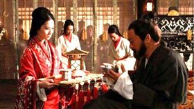 ▲服侍曹操的人，每個人都戰戰兢兢，生怕出錯掉了腦袋。（影視示意圖／翻攝自百度百科）