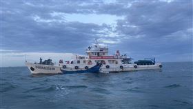 中國漁船莒光海域進水故障1艘中國漁船26日因故障誤闖馬祖莒光海域，海巡署偵獲後協助救援，並在限制水域外移交予中國漁政船繼續戒護至漁船返回福建黃岐港。（海巡署金馬澎分署提供）中央社記者潘欣彤傳真  113年5月27日