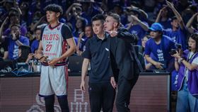 桃園璞園領航猿張鎮衙（左）與總教練卡米諾斯（右）。（圖／PLG聯盟提供）