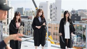 ▲左起：三浜唯、河北彩伽、KIRA詹云晴現身東京街頭，拍攝台灣影視。（圖／讀者提供）