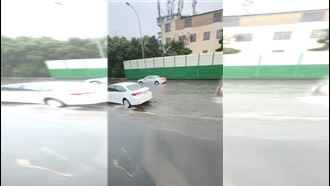 水淹半輪胎高！國1后里出口匝道2車拋錨