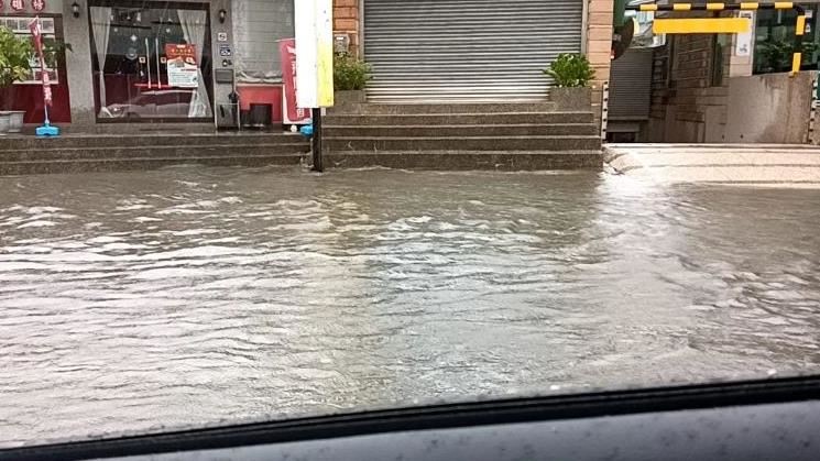 早餐店前淹成小河！「3地」發布淹水警戒