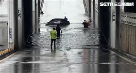 苗栗地下道暴雨積水　駕駛硬闖愛車慘滅頂（圖／翻攝畫面）