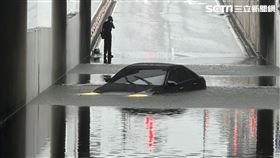 苗栗地下道暴雨積水　駕駛硬闖愛車慘滅頂（圖／翻攝畫面）