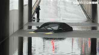 苗栗地下道暴雨積水　駕駛硬闖愛車慘滅頂