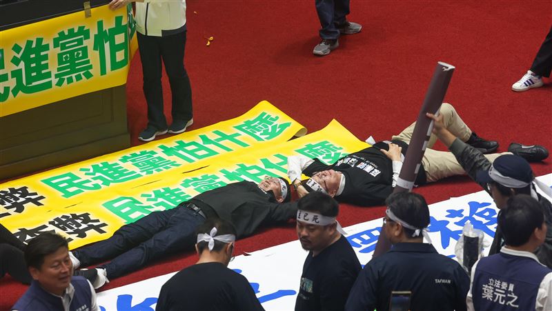 拚國改案三讀通過！藍白進立院再占主席台