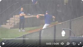 ▲道奇、大都會因雨延賽，大谷翔平在雨中練投。（圖／翻攝自Full-Count MLB取材班推特）