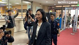 昔日金曲天團F.I.R前團員詹雯婷步入法院。（圖／記者楊忠翰攝影）