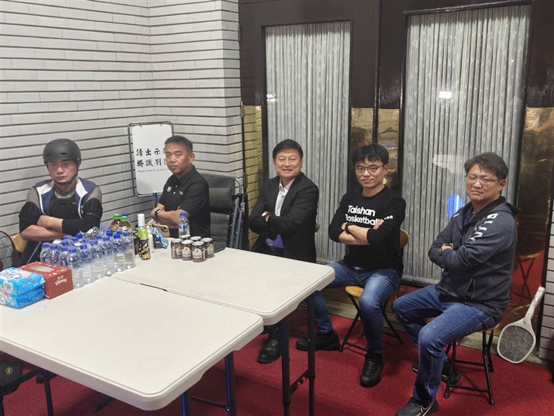 國民黨團守議場門口。(圖/傅崐萁辦公室提供)