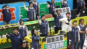 立院續審國會職權修法  藍委揮黑布籲反貪查弊立法院會28日續審國會職權修法相關法案，國民黨立法院黨團總召傅(山昆)萁（中）等人手一條黑布，邊甩邊喊「掀開黑布，拒絕黑箱」、「反貪腐，查弊案」，「國會改革，還權於民」等口號。中央社記者吳家昇攝  113年5月28日