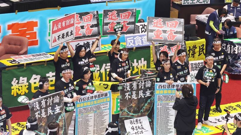 圖輯／立院藍綠玩「諧音哏」手牌全看這