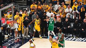 ▲懷特（Derrick White）投進超前比數三分球，塞爾提克淘汰溜馬晉級總冠軍賽。（圖／翻攝自塞爾提克推特）
