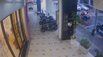 重機停車格被踹倒　他哭：被拖吊CP值較高