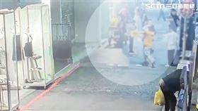 趙男行經西門町時不滿陳男講話太大聲，竟持摺疊椅痛毆對方。（圖／翻攝畫面）