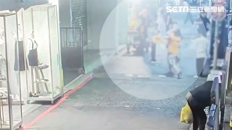不滿路人講話大聲　他學星爺電影折凳打人