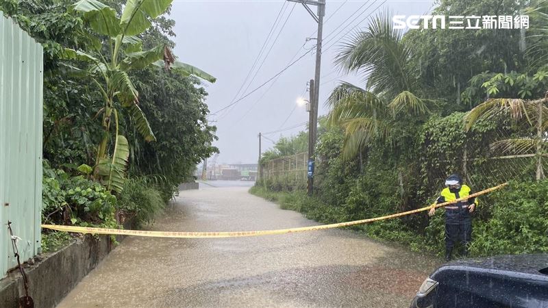 新／大雨狂炸高雄！往納骨塔道路積水60cm