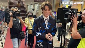 昔日金曲天團F.I.R團員阿沁應訊結束後步出法院。（圖／記者楊忠翰攝影）