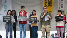 立院續審國會職權修法  小黨聯合記者會表訴求立法院會28日續審國會職權修法相關法案，多個政黨在立法院外濟南路上舉行「小黨分進合擊 捍衛民主台灣」聯合記者會，社會民主黨召集人徐雍（右2）、台灣綠黨發言人王彥涵（前左）、時代力量黨主席王婉諭（右3）、台灣基進黨主席王興煥（前左2）等人到場宣講表達訴求。中央社記者鄭清元攝  113年5月28日