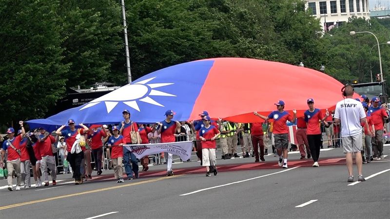 美陣亡將士紀念日遊行　33人合舉台灣國旗