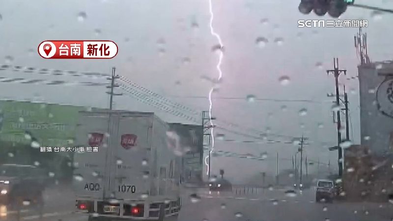 台南雷劈電桿冒火光　高雄湖內366戶停電