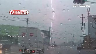 台南雷劈電桿冒火光　高雄湖內366戶停電