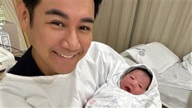 陳熙鋒抱著兒子龍龍，開心兒子選了好日子來報到。（圖／民視提供）