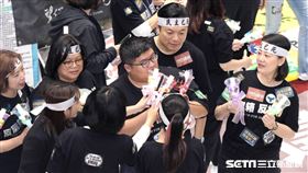 民進黨團議場內搖「珍奶手燈」。(圖/記者楊澍攝影)