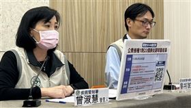 曾淑慧（左）說明肺炎鏈球菌疫苗相關接種對象及接種原則。（圖／記者簡浩正攝影）