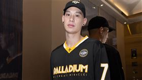 林書豪展現王者風範，帥氣演繹PALLADIUM X JEREMY LIN林書豪聯名金色榮耀快閃系列。（圖／品牌業者提供）