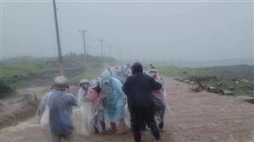 蘭嶼連日大雨溪水暴漲，急湍泥流淹馬路，民眾涉水通行十分危險。（圖／阿諾本蘭嶼旅遊 提供）