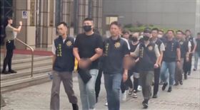 竹聯幫和堂齊天會會長吳男（黑衣）副會長張男落網。（圖／翻攝畫面）