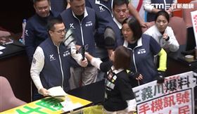 ▲邱議瑩搧羅智強