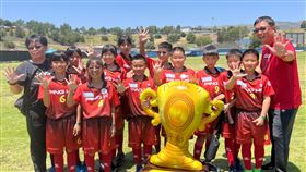 平和國小曲棍球隊加州盃5連霸彰化平和國小曲棍球隊11名台灣小將在加州盃國際曲棍球分齡錦標賽12歲以下的青少年組奪冠，締造5連霸。教練李騰煬（右）、劉品慧（左）與學童合影，並以手比數字5代表5連霸。中央社記者林宏翰洛杉磯攝  113年5月28日