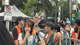 ▲0528立法院外「青鳥行動」中山南路側，雞排妹疏導人群（圖／記者許皓婷攝影）