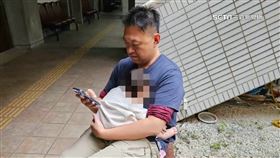 滿滿反差感！警滿身武器當臨時奶爸　溫柔抱女娃