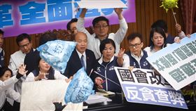 立院審國會職權修法  朝野攻防場面混亂立法院會28日續審國會職權修法相關法案，在進行三讀程序時，民進黨立委向主席台投擲物品，立法院長韓國瑜（中左）在國民黨立委的保護下主持議事，場面混亂。中央社記者王騰毅攝  113年5月28日