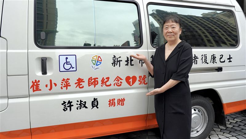 廣播人崔小萍遺愛　義女捐贈3輛復康巴士