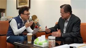 新竹「晴空匯」豪宅火警造成2位消防員不幸殉職，國民黨立委鄭正鈐今邀消防署長蕭煥章說明。（圖／鄭正鈐辦公室提供）