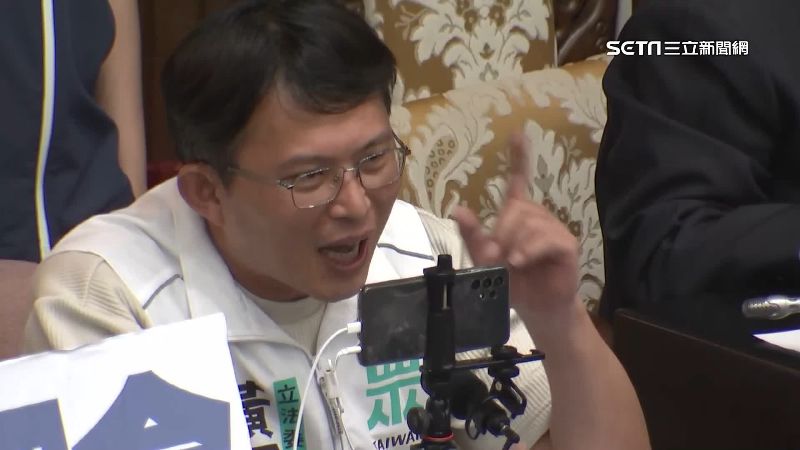 台大法律系學生掛布條　轟黃國昌失格門徒